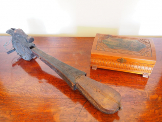 Vente aux enchères Un instrument de musique en bois sculpté extrême-orient, un coffret à 