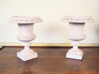 Vente aux enchères Paire de petits vases Médicis en fonte laqué blanc. H. 27 cm.