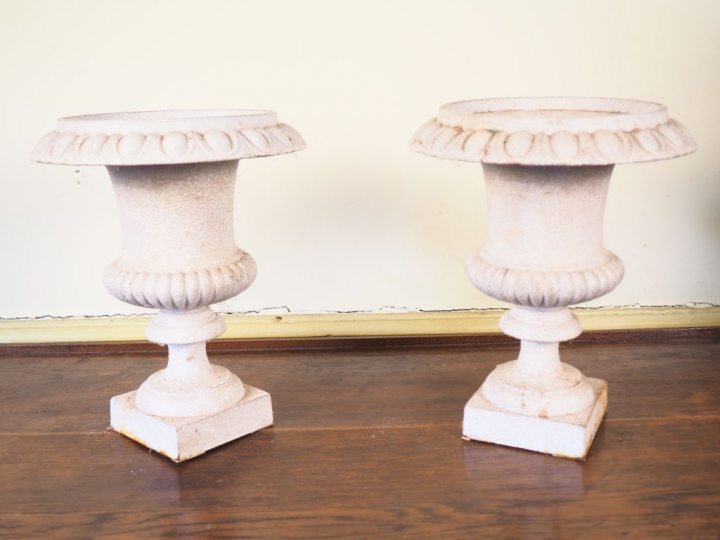 Paire de petits vases Médicis en fonte laqué blanc. H. 27 cm.