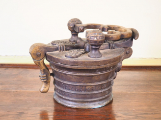 Vente aux enchères Grande pile de poids XIXème en bronze. Dim. 20 x 30 cm.