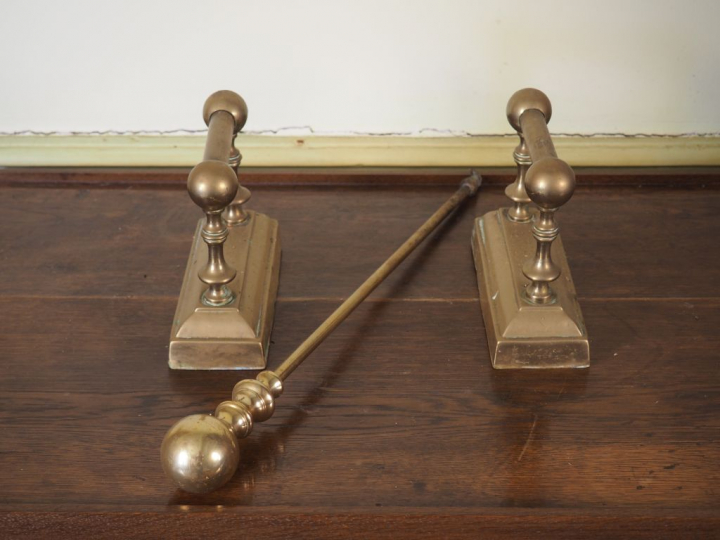 3 accessoires de cheminée en bronze.