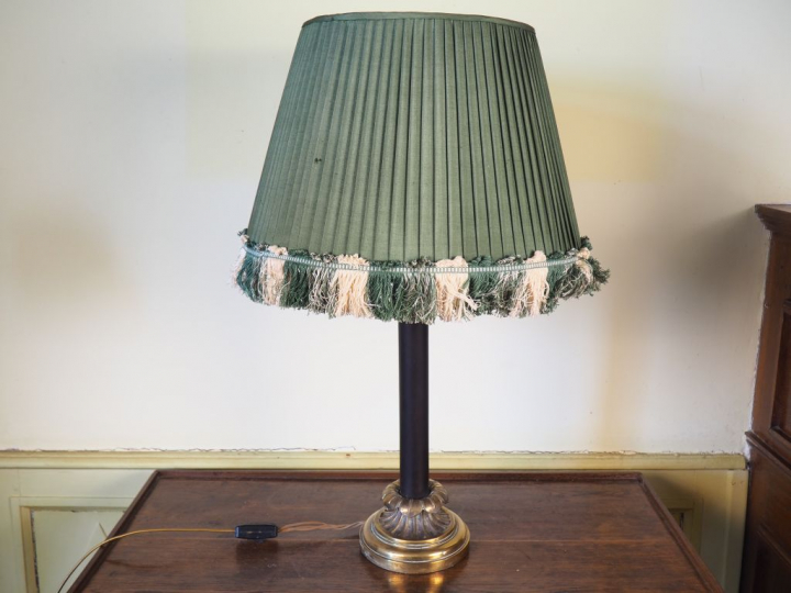 Lampe de bureau de style Empire en bronze patiné et doré. H. 70 cm.