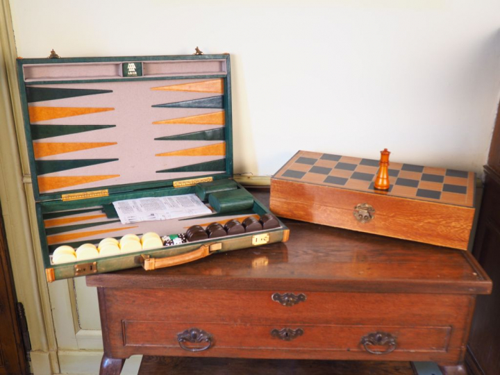 Jeu d'échecs en bois sculpté dans son coffret. Jeu de Backgammon dans 