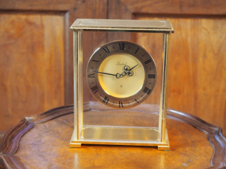 Vente aux enchères HIMOF. Pendulette cage, signée. H. 18 cm
