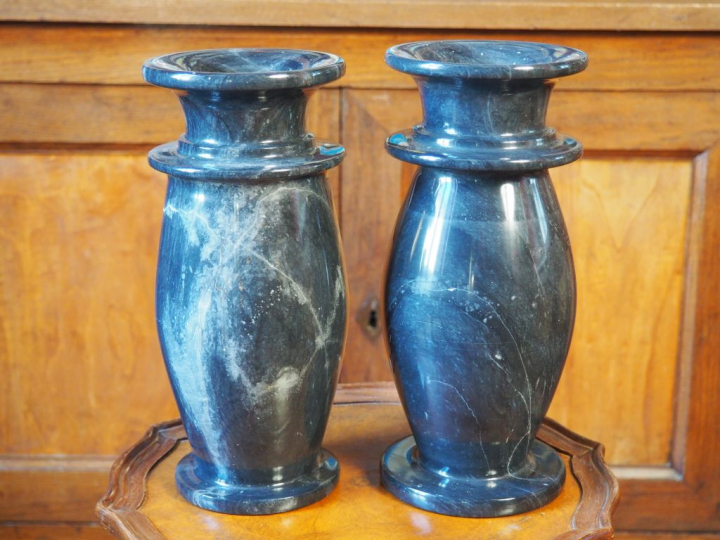 Paire de vases ovoides en marbre noir. H. 27,5 cm.