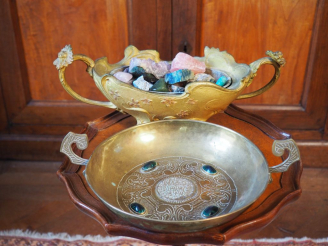 Vente aux enchères Coupe en laiton et un centre de table 1900 en métal doré à décor de fl
