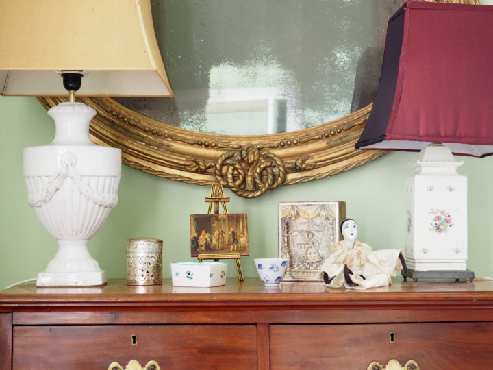 Un lampe en faïence et une lampe en porcelaine de style extrême-orient
