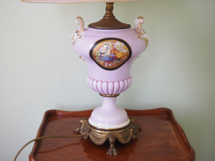 Paire de vases Napoléon III en porcelaine à décor de bouquets de fleur