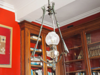 Vente aux enchères Suspension de style Empire en métal et cristal. H. 114 cm.