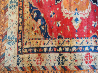 Vente aux enchères Tapis d'Orient ancien en laine fond rouge. Dim. 313 x 44 cm.