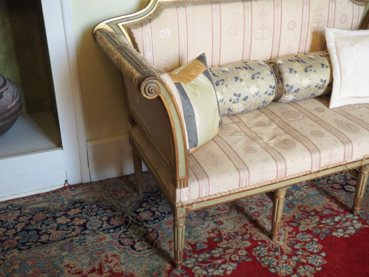 Paire de banquettes fin XVIIIème formant divan en bois laqué gris vert