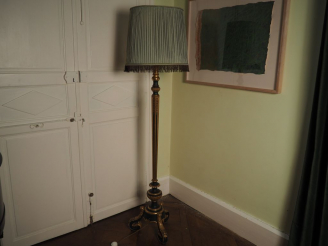 Vente aux enchères Lampadaire tripode de style Louis XVI en bois laqué vert et doré. Dim.