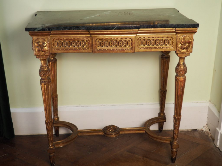 Console Louis XVI en bois sculpté doré et ajouré, quatre pieds cannelé