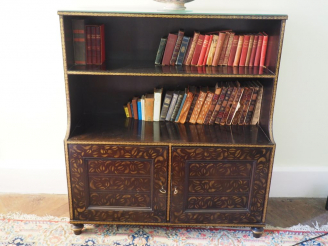 Vente aux enchères Petite bibliothèque de style Extrême-orient en bois laqué noir et doré