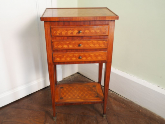 Vente aux enchères Chiffonnier Louis XVI en marqueterie à décor de cubes ouvrant à trois 