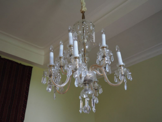 Vente aux enchères Lustre à pampilles éclairant à 10 lumières. H. 90 cm.