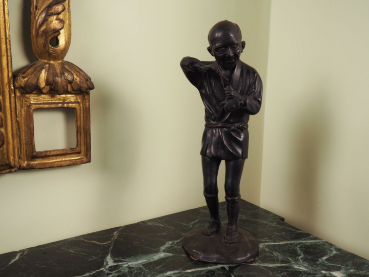 Sculpture en bronze patiné Extrême-Orient "'le fumeur". H. 30 cm