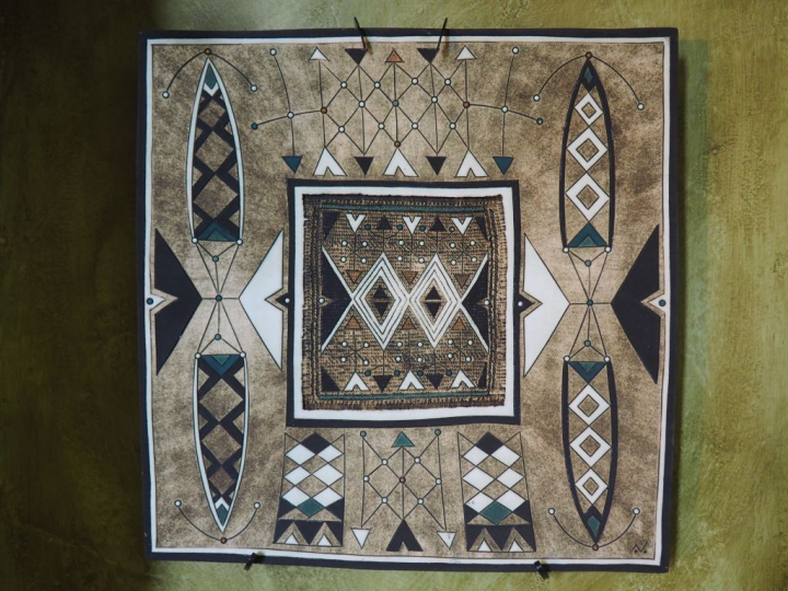 Grand plat en céramique sud-africaine polychrome à décor géométrique. 