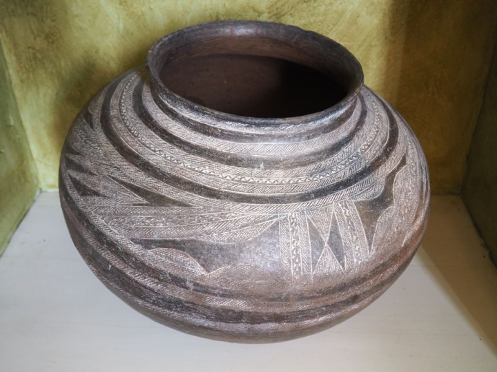 Grande jarre en terre cuite. H. 40 cm.