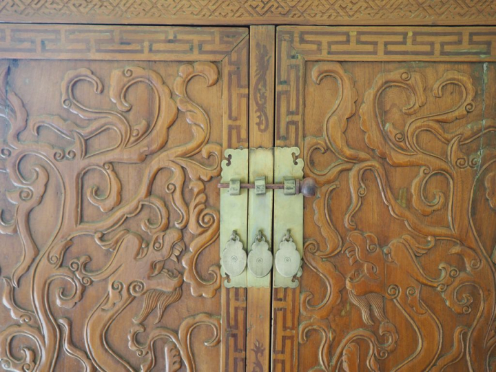 Paire d'armoires chinoises en bois sculpté, ornementation de laiton. D
