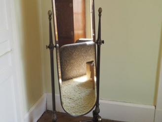 Vente aux enchères Miroir psyché de style Empire en bronze (miroir fendu). H. 155 cm.