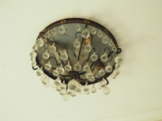 Vente aux enchères Plafonnier en verre et métal éclairant à 4 lumières.