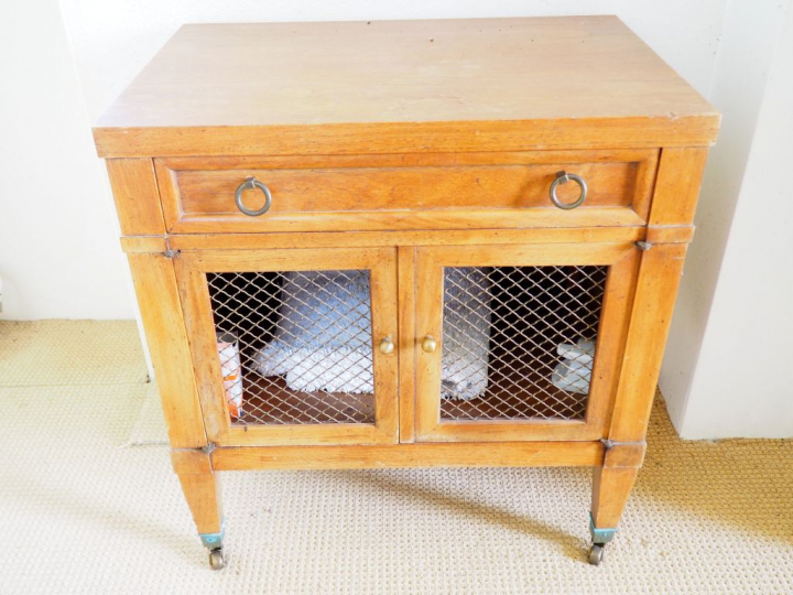 Meuble de toilette ouvrant à deux portes grillagées et un tiroir. Dim.