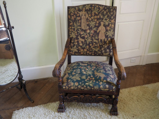 Vente aux enchères Fauteuil de style Louis XIII en bois naturel et sculpté pieds griffe