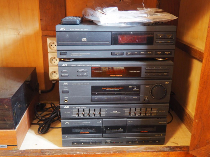 Chaine Hi-Fi et platine Vinyle avec une paire d'enceintes.