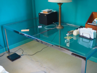 Vente aux enchères Bureau moderne en verre et métal chromé, avec ses deux rallonges (150 