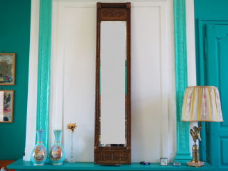 Vente aux enchères Miroir de style Louis XVI en stuc doré. 169 x 36,5 cm.