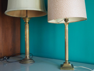 Vente aux enchères Deux différentes lampes en métal de style Empire. Dim. 124 x 44 x 63 c