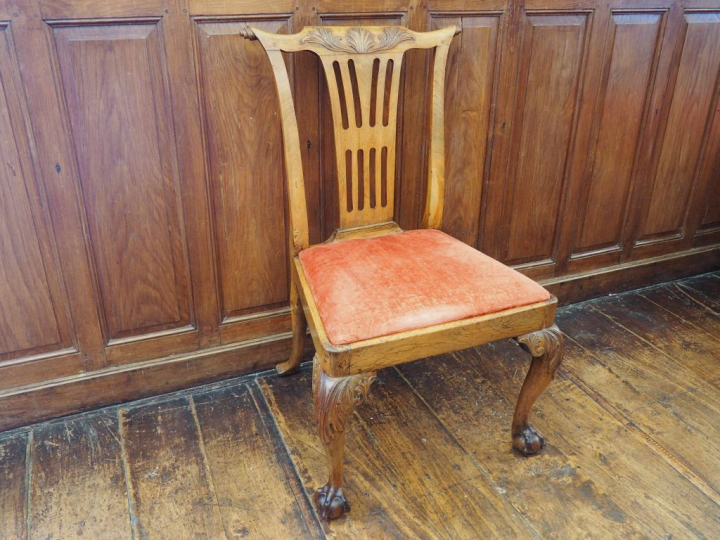 Suite de 4 chaises anglaises XVIIIème en noyer mouluré et sculpté, gar