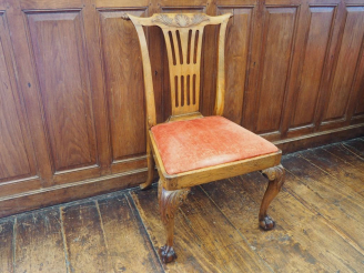 Vente aux enchères Suite de 4 chaises anglaises XVIIIème en noyer mouluré et sculpté, gar