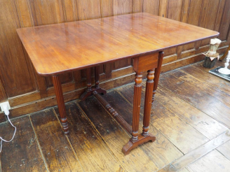 Vente aux enchères Table gate legged en acajou, pieds cannelés, deux abattants. Dim. 71 x
