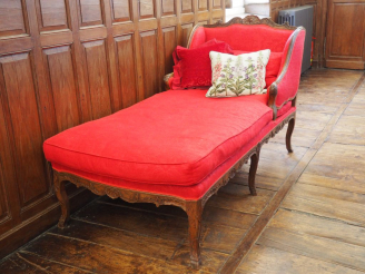 Vente aux enchères Duchesse de style Louis XV en bois naturel mouluré et sculpté décor de