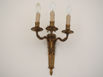 Vente aux enchères Paire d'appliques de style Louis XVI en bronze éclairant à 3 lumières.