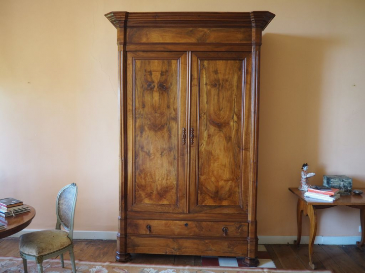 Armoire lingère XIXème en noyer ouvrant à deux portes et deux tiroirs.