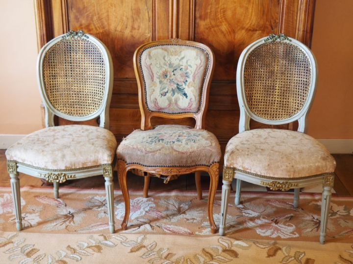 Paire de chaises de style Louis XVI en bois laqué gris dossier canné e