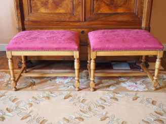 Vente aux enchères Paire de petites banquettes de style Louis XIII garniture de tissu lie