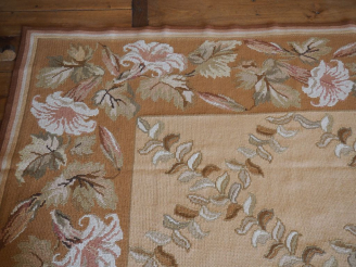Vente aux enchères Tapis moderne à fond rose et brun. Dim. 417 x 415 cm.