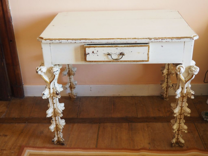 Table de toilette 1900 en bois laqué blanc et sculpté à décor de fleur