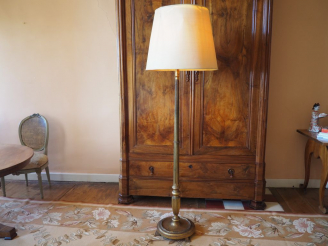 Vente aux enchères Lampadaire de style Louis XVI en bois doré. H. 186 cm.