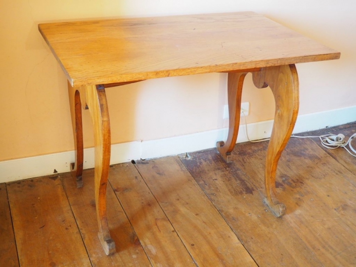 Table en ormeau piétement stylisé en forme de console. Dim. 74,5 x 100