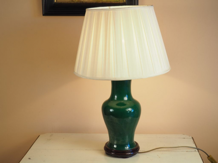 Paire de lampes en céramique Extrême-Orient verte. H. 39 cm.