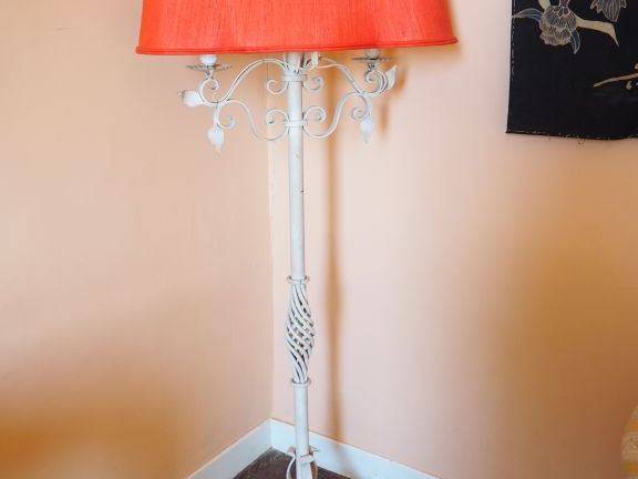 Lampadaire tripode en fer forgé laqué blanc. Dim. 170 x 52 cm.