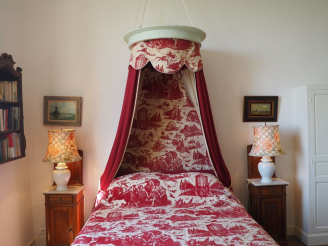 Vente aux enchères Lit, matelas, sommier et couvre lit, ciel de lit en toile de jouy. Dim