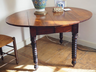 Vente aux enchères Table à abattants de style Louis-Philippe en palissandre. Dim. 134 x 1