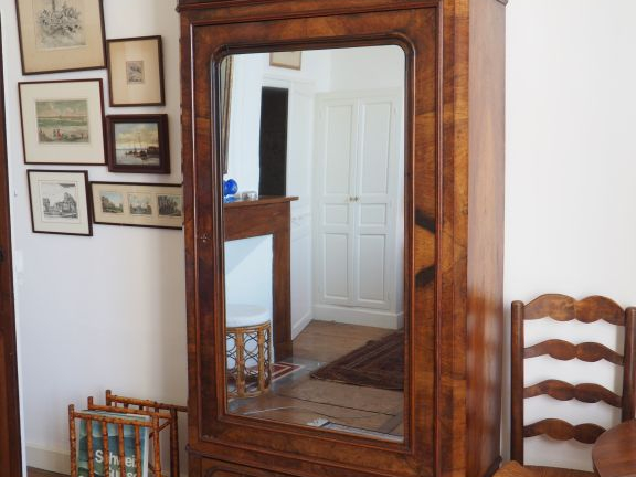 Armoire à glace Napoléon III en placage de noyer. Dim. 220 x 102 x 41 