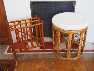 Vente aux enchères Tabouret et un porte revues en bambou, chaise paillée.